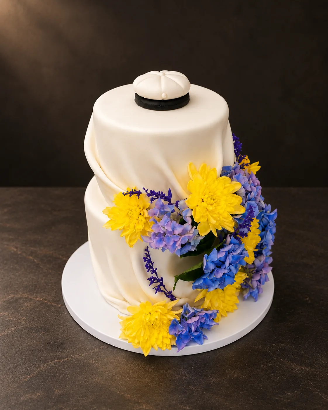Tårta med gula och blå blommor