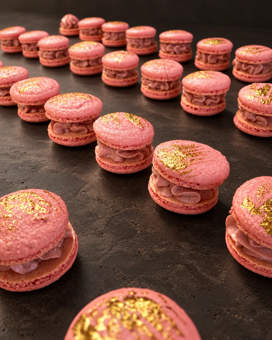 Rosa macarons med gulddetaljer